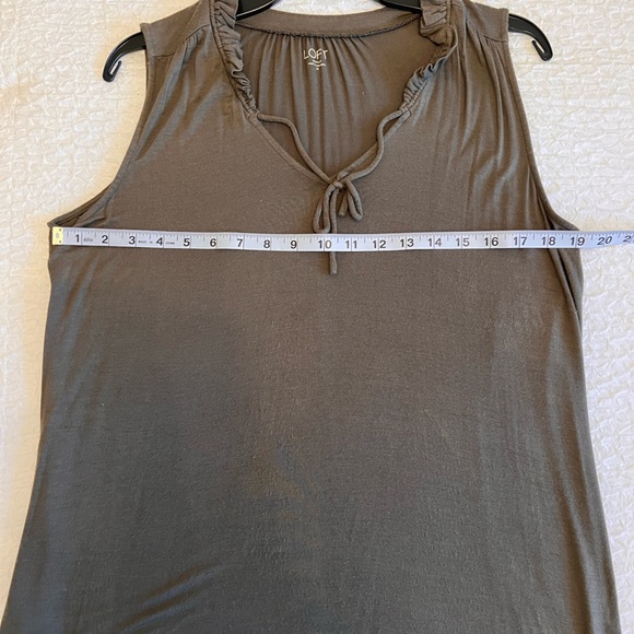 Sleeveless Army Green Flowy Blouse - Picture 4 of 7